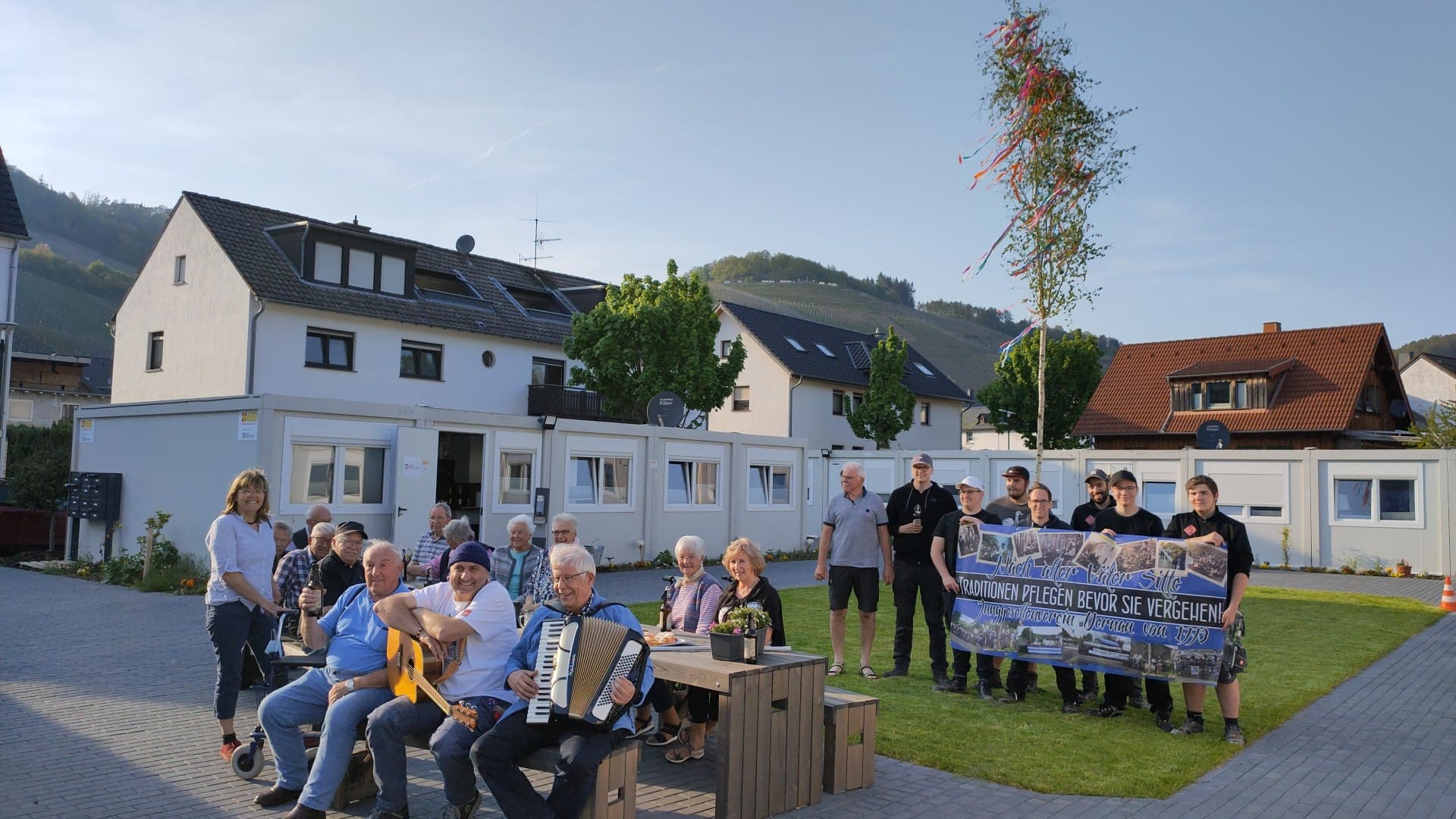 Ein Maibaum für die Seniorenunterkunft des ASB in Dernau