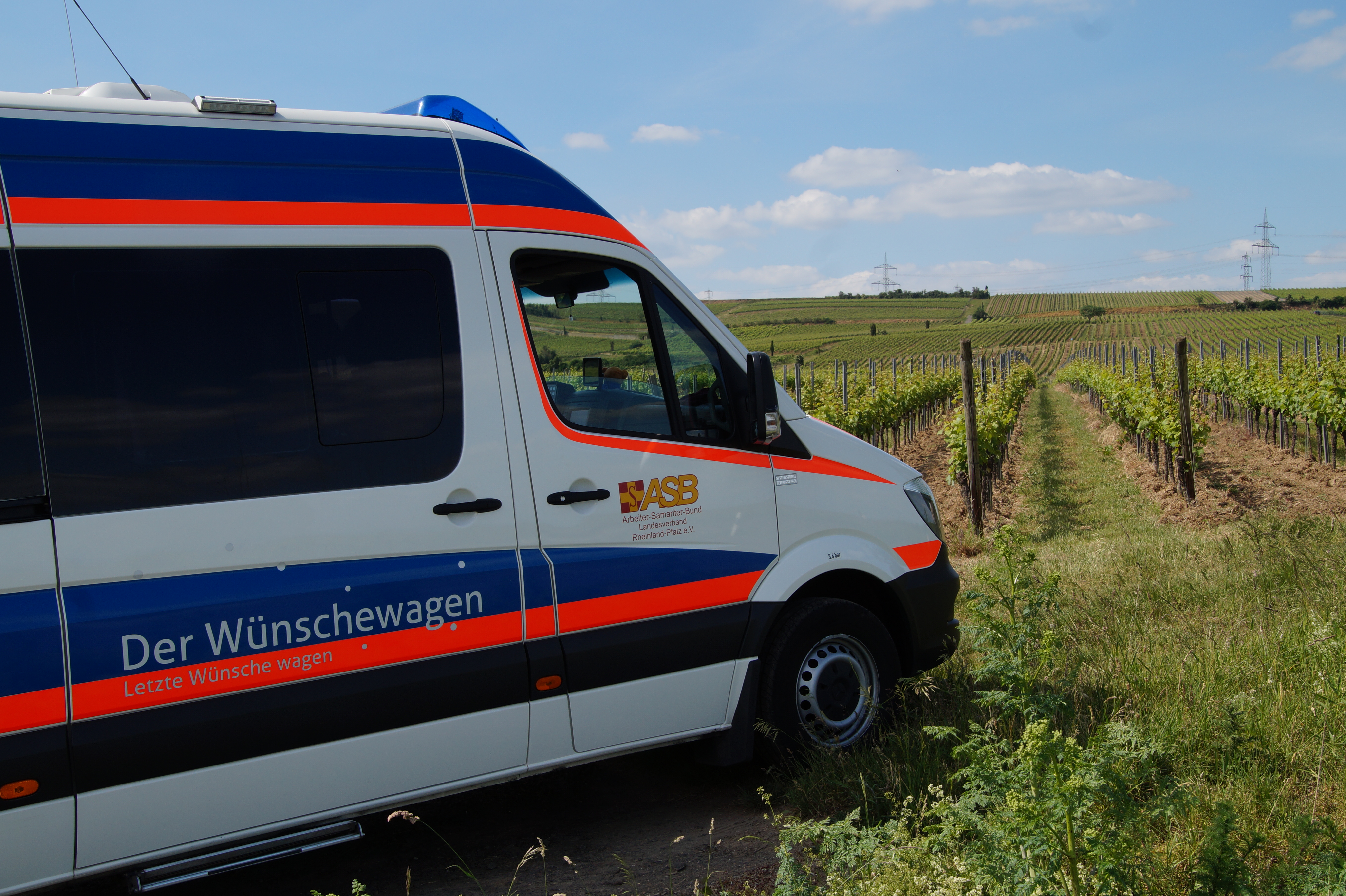 Das Wünschewagen-Team erklärt den Wünschewagen