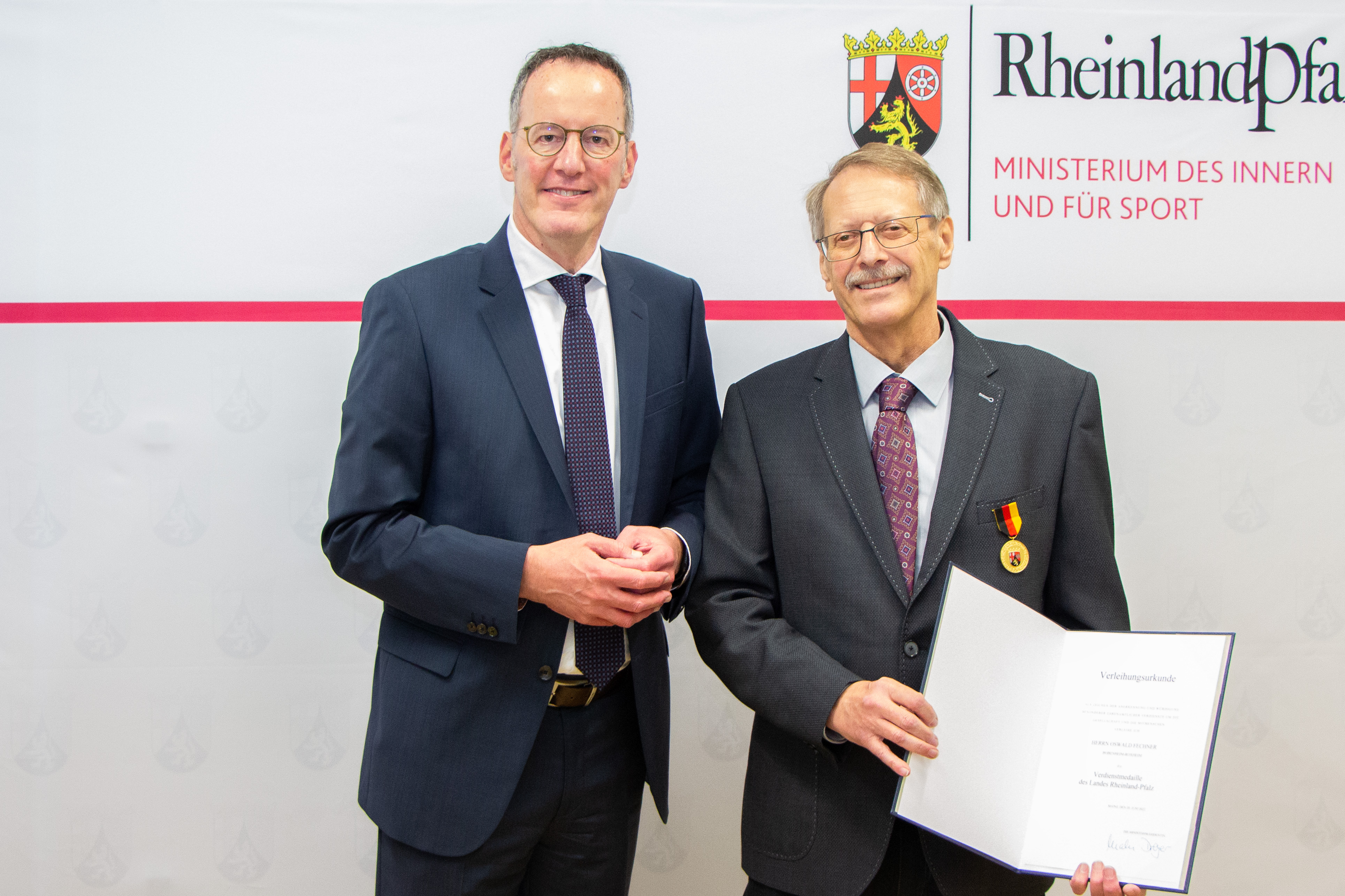 Landesvorsitzender Oswald Fechner erhält Landes-Verdienstmedaille von Innenminister